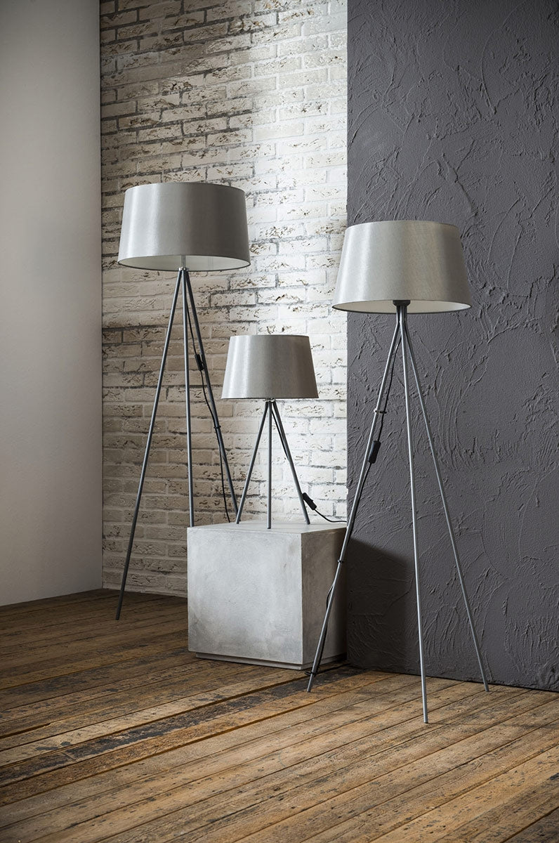 Image of TABLE LAMP. tafellamp 1l 3 poot <br> Stoffen kap diameter 30cm <br> Grijs <br><br><br><br>...